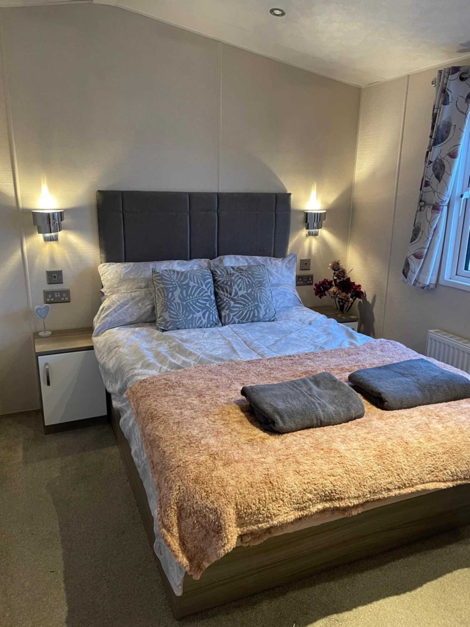 Beautiful 2 Bedroom Caravan On Billing Aquadrome Northampton Exterior photo
